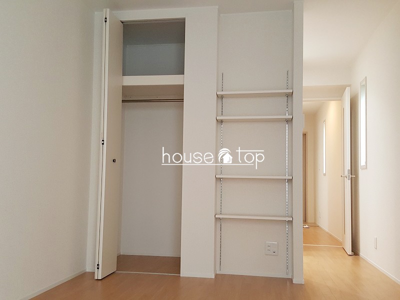 収納　クローゼットの隣には収納棚があり小物など収納可能です♪