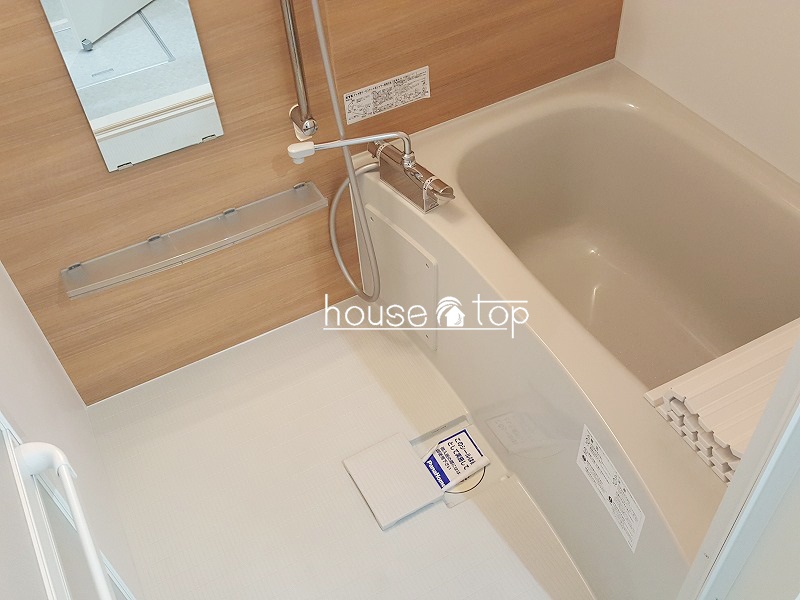 バス・シャワールーム　足を伸ばせるゆったりとした浴槽には窓もあるので換気にも最適で