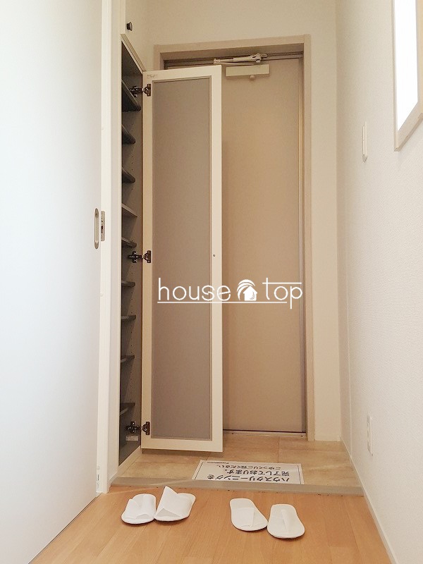 玄関　天井高までのシューズボックスがあるので収納豊富ですね♪