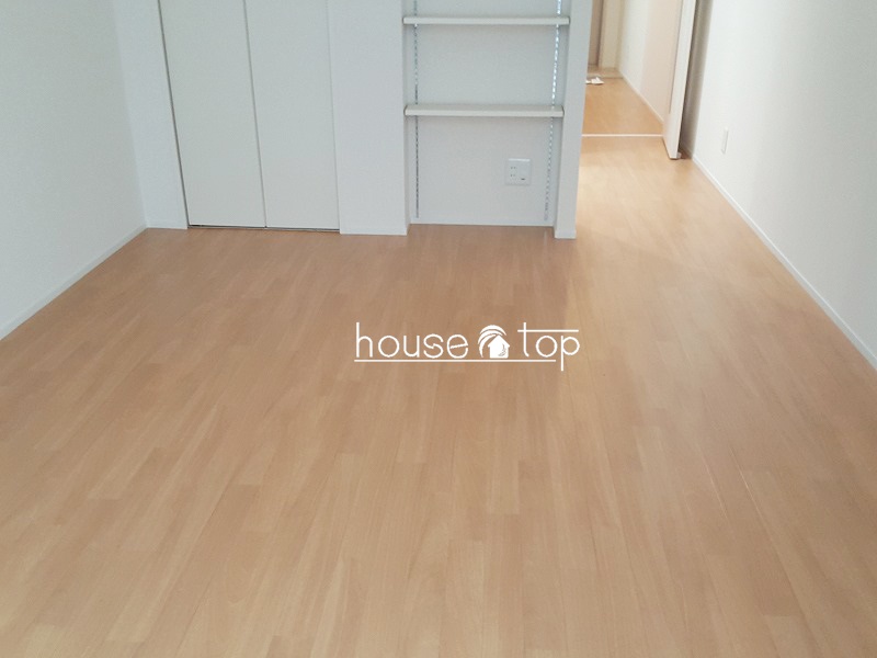 居室・リビング　テーブルやベッドなども設置可能でゆったり出来ますよ♪