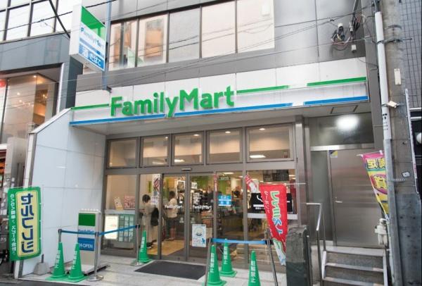 コンビニ　ファミリーマート経堂駅前店（コンビニ）まで371m