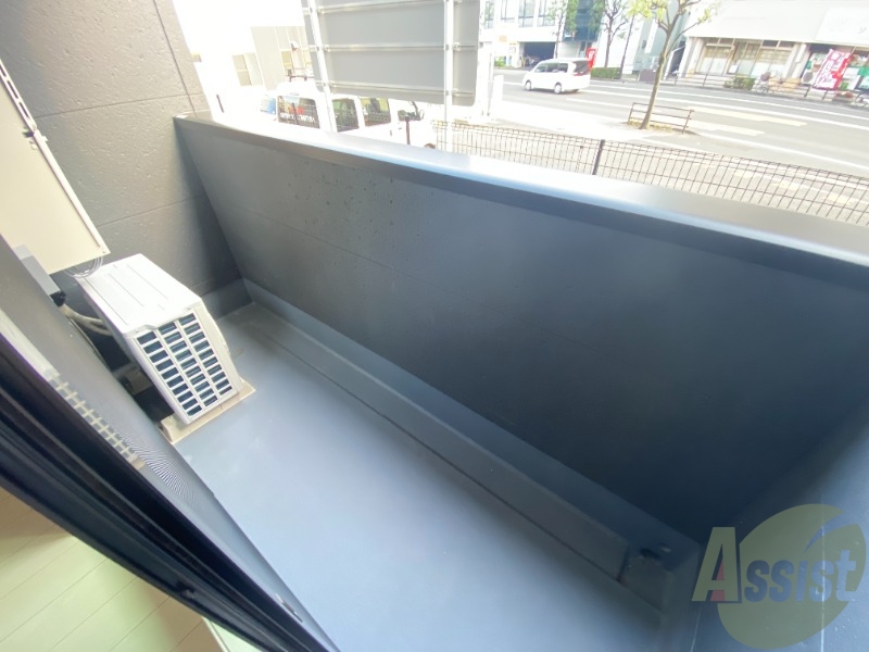 バルコニー　バルコニーは洗濯物を干すのに十分な広さです。