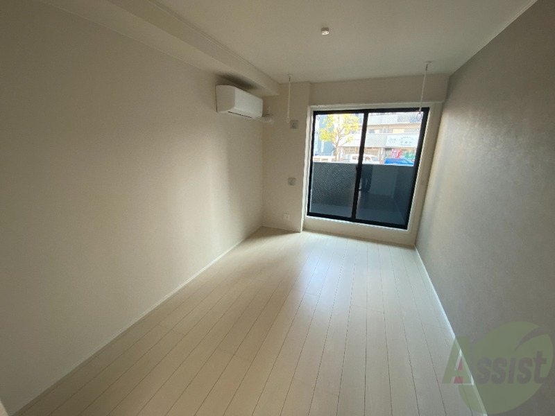 居室・リビング　リビングは白を基調としていて明るい雰囲気です。