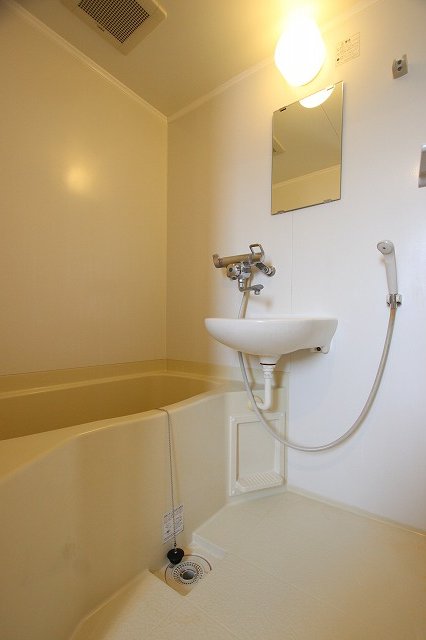 バス・シャワールーム　同物件別号室のものです。