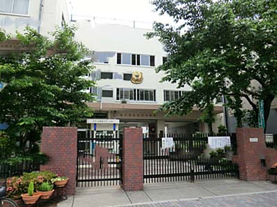小学校　荒川区立大門小学校（小学校）まで582m