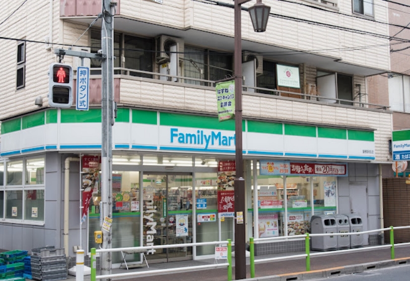 コンビニ　ファミリーマート蓮根駅前店（コンビニ）まで130m