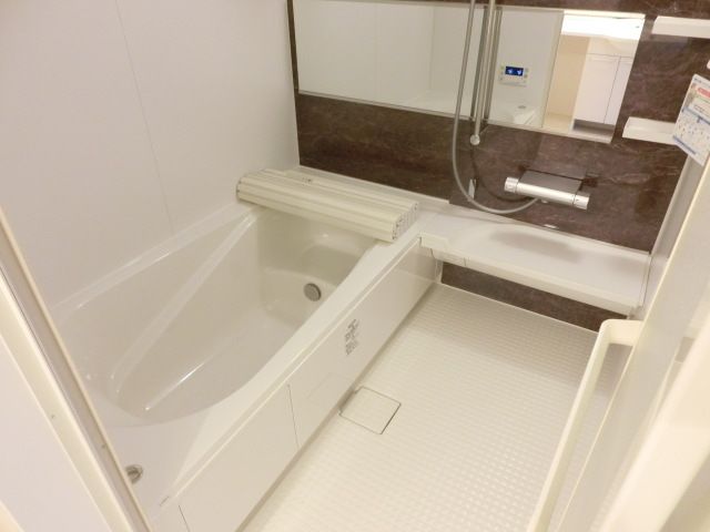 バス・シャワールーム　ゆったりとした一坪の浴室は魅力的です。