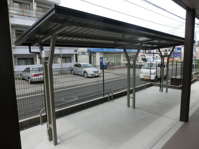 その他共有部分　屋根付き駐車場。