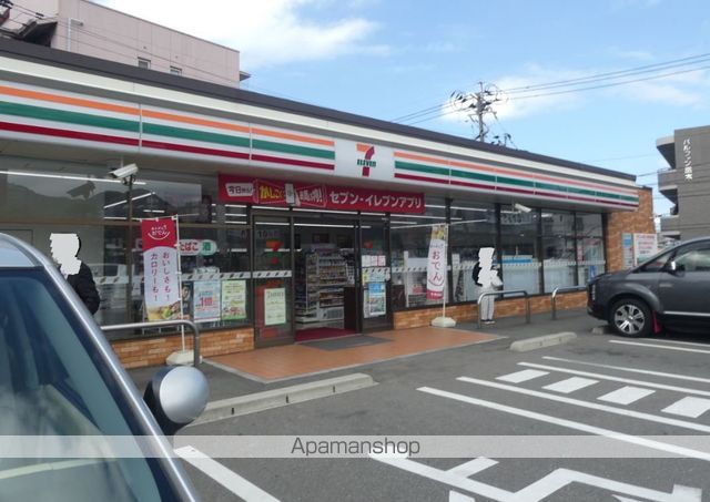 コンビニ　セブンイレブン（コンビニ）まで675m