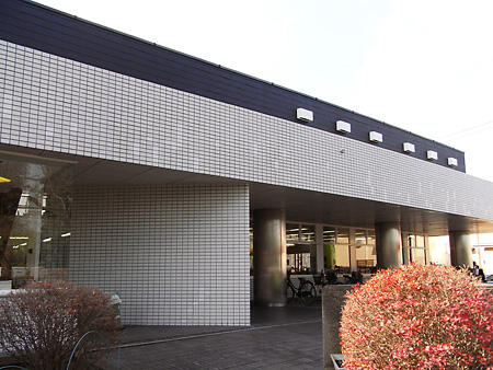 エントランス　蕨市立図書館まで60m