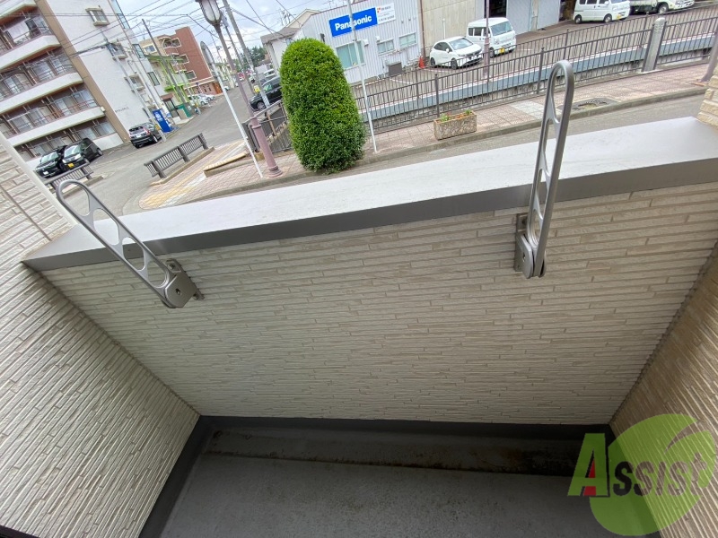 バルコニー　こちらがバルコニーです。物干しがあり、洗濯物を干せます。