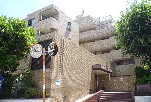 建物外観　鉄筋コンクリート造のがっちりとした造り。