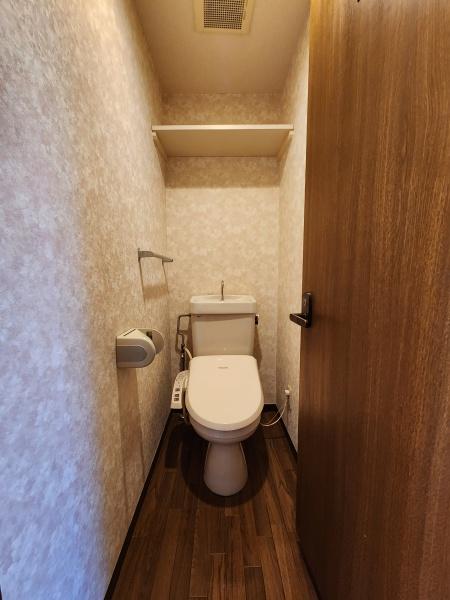 トイレ　トイレ収納棚付き