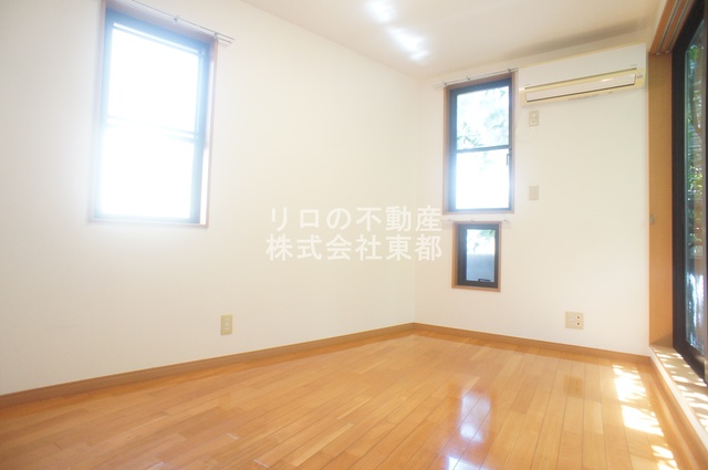 居室・リビング　３面採光なので、明るく風通しのよい過ごしやすいお部屋です♪