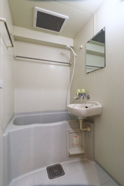 バス・シャワールーム　コンパクトで使いやすいお風呂です
