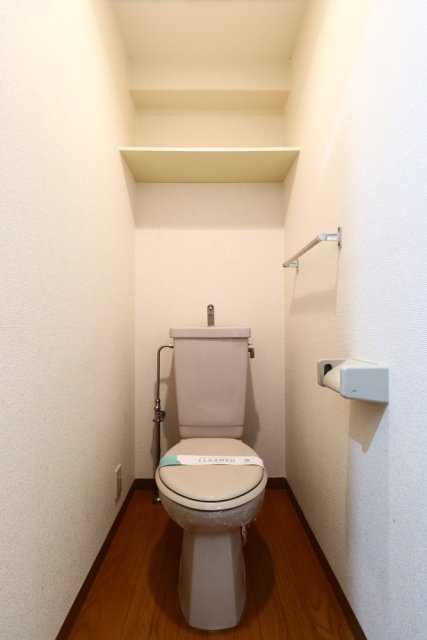 トイレ　落ち着いた色調のトイレです