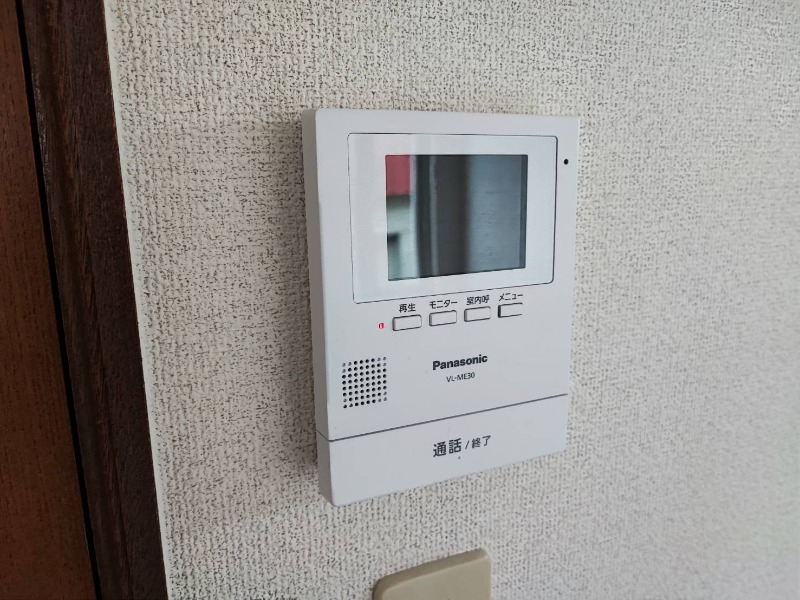 セキュリティ　モニター付きインターホンです。来客時も安心ですね。