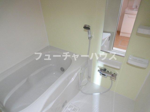 バス・シャワールーム　コンパクトで使いやすいお風呂です