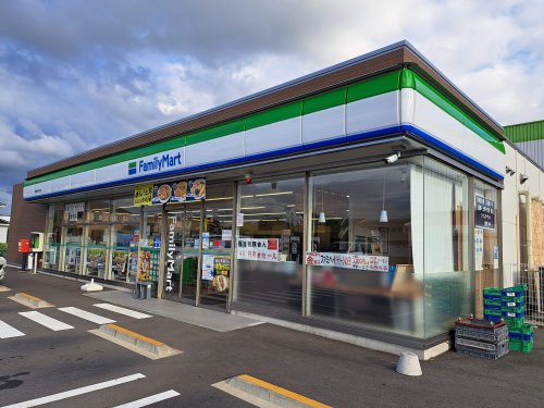 コンビニ　ファミリーマート那珂菅谷中央店（コンビニ）まで88m