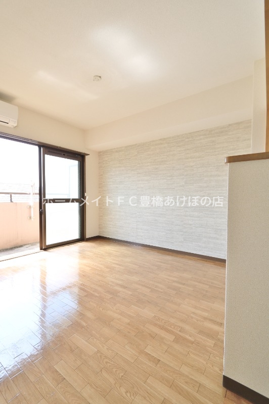 居室・リビング　同型別部屋写真（反転）