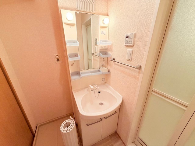 洗面設備　同一建物内３０２号室内装写真掲載