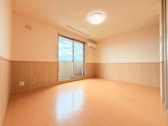居室・リビング　同一建物内３０２号室内装写真掲載