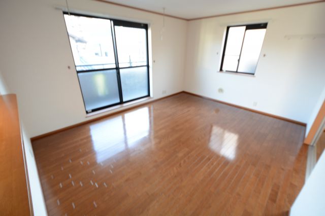 居室・リビング　２面採光の明るいお部屋です。