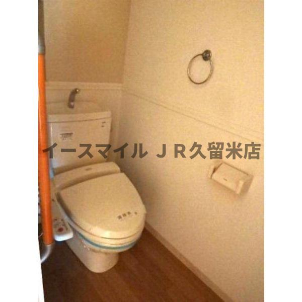 トイレ　落ち着いた色調のトイレです