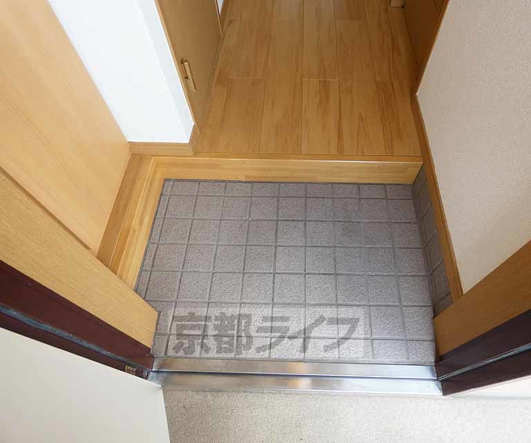 地下鉄烏丸線 竹田駅 徒歩1分 4階建 築22年の玄関写真
