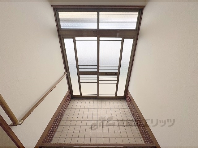 ＪＲ奈良線 六地蔵駅 徒歩27分 2階建 築33年の玄関写真