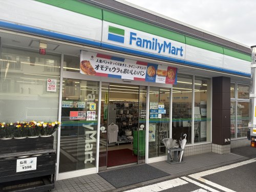 コンビニ　ファミリーマート新井町店（コンビニ）まで931m