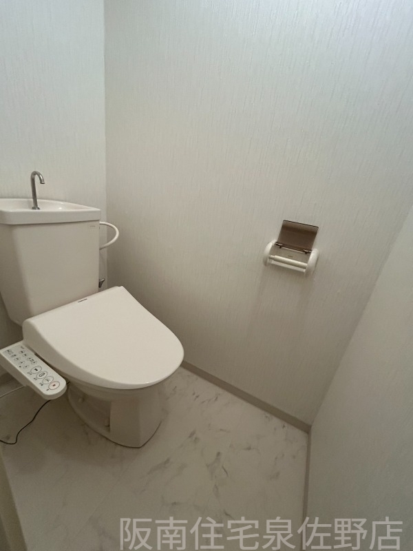 南海本線 樽井駅 徒歩11分 3階建 築37年のトイレ写真