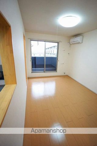 西鉄天神大牟田線 雑餉隈駅 バス乗車時間：15分 最寄りバス停で下車 徒歩3分 3階建 築15年の居間写真