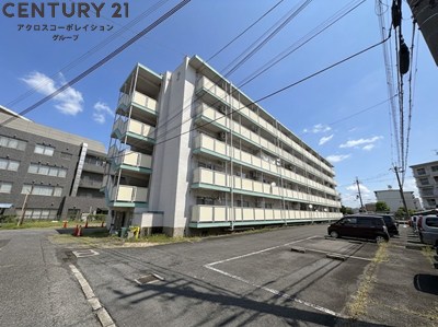 建物外観　敷地内に駐車場があります。