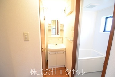 洗面設備　シャワー付き洗面台です