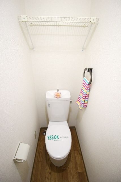 トイレ　収納棚もタオル掛けもあります