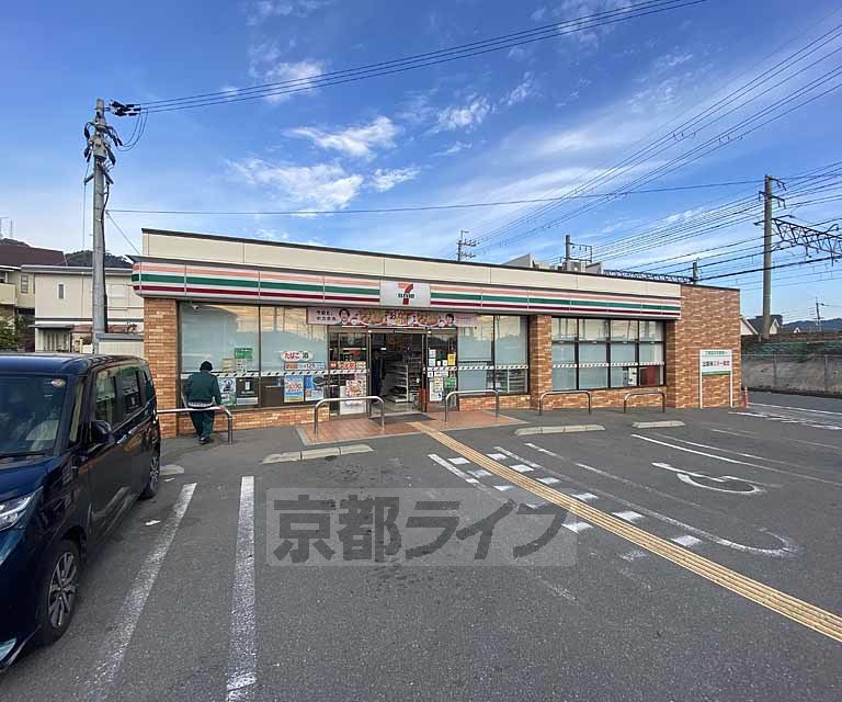 コンビニ　セブンイレブン島本町山崎４丁目店（コンビニ）まで300m