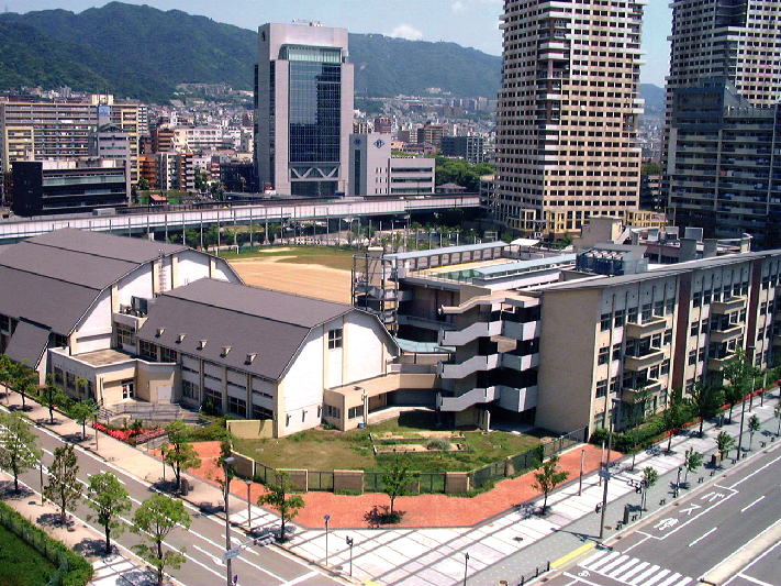 【神戸市中央区脇浜海岸通のマンションの中学校】