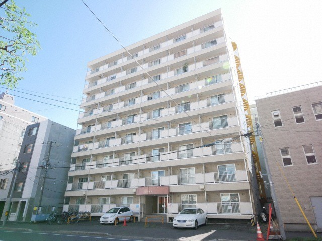 札幌市豊平区豊平一条のマンションの建物外観