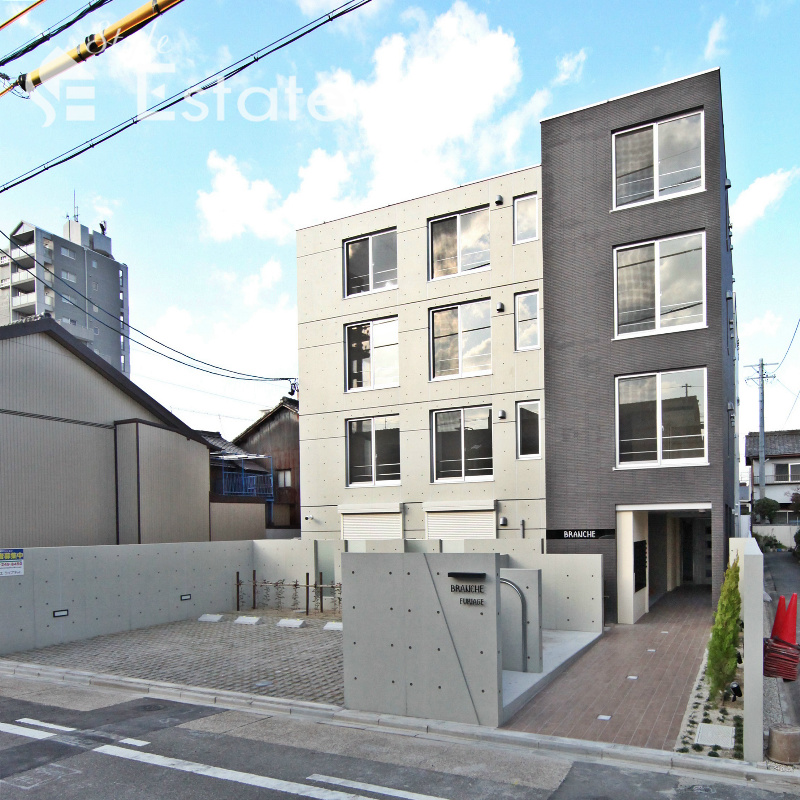 名古屋市昭和区小坂町のマンションの建物外観