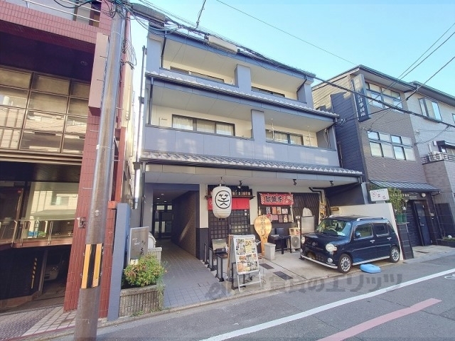 京都市中京区三本木町のマンションの建物外観