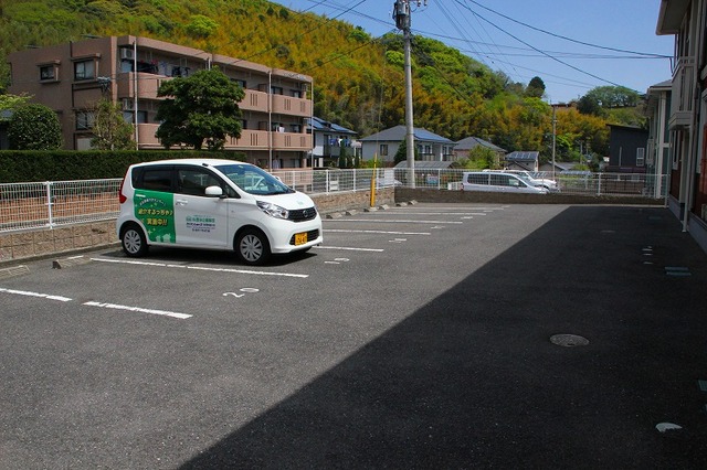 ライブタウン向園WESTの駐車場