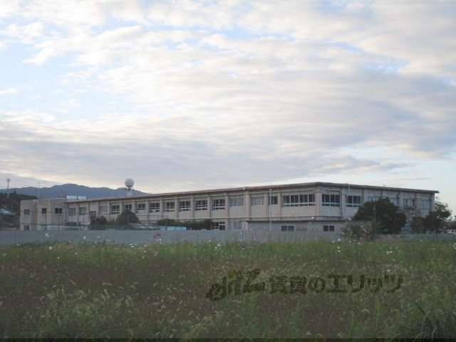 【甲賀市甲南町野田のアパートの小学校】