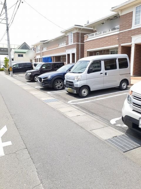 【四日市市茂福町のアパートの駐車場】