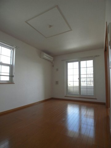 居室・リビング　内装は落ち着いています