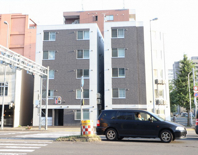 【札幌市中央区南五条東のマンションの建物外観】