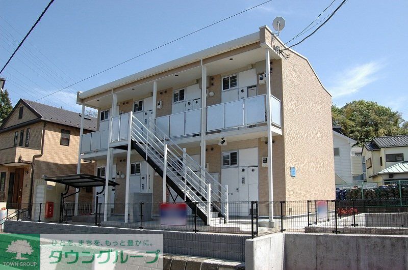 【レオパレスラ　ピエーノの建物外観】