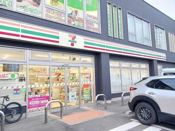 コンビニ　セブンイレブン岩切３丁目店（コンビニ）まで900m