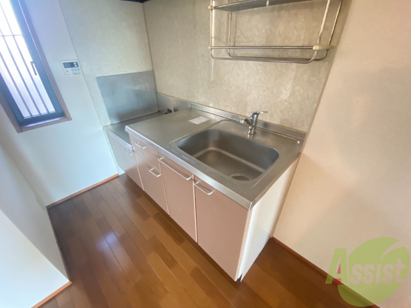 キッチン　キッチンは作業台もあり広めなので使いやすそうですね。