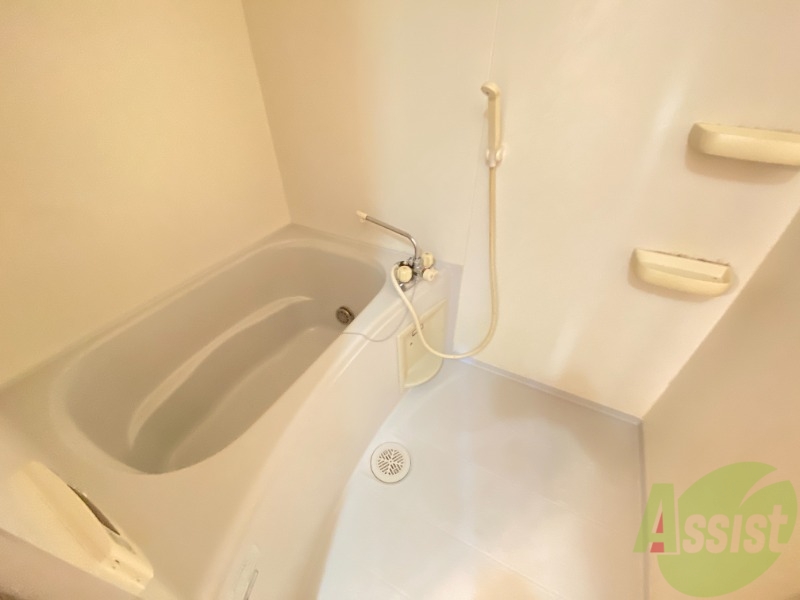 バス・シャワールーム　浴室は狭すぎず、シャワーも浴びやすそうです。